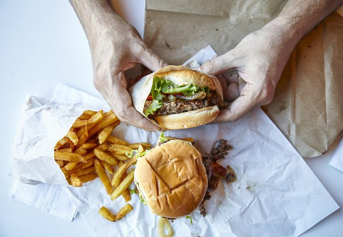 Es mejor que te lo pienses dos veces antes de comer habitualmente comida basura