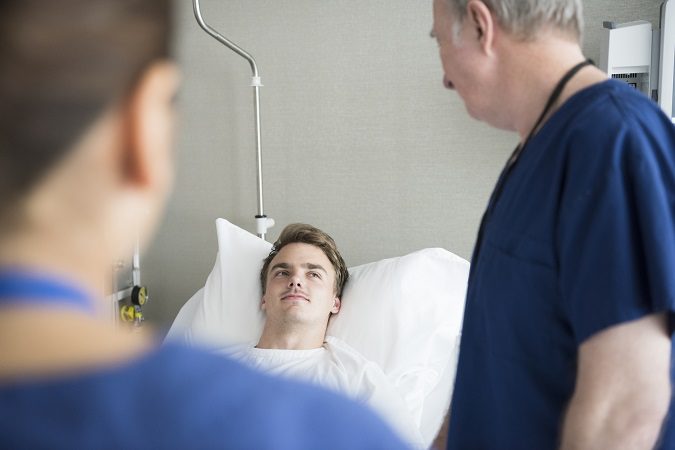La operación de fimosis es una circuncisión haciendo un corte en el prepucio