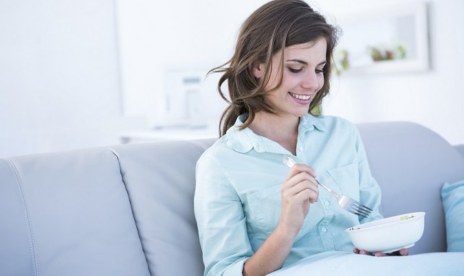Es necesario tener una buena dieta y seguir hábitos saludables para mejorar la lengua blanca