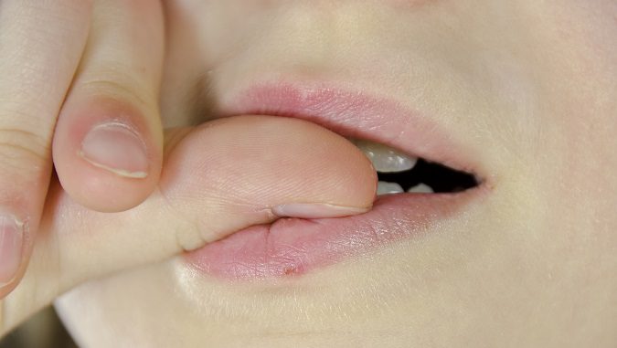 Morderse las uñas es perjudicial para tu salud