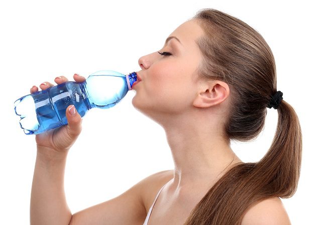 El agua es esencial para mantener el cuerpo hidratado