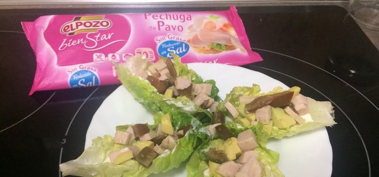 Barquitos de lechuga con pechuga de pavo y aguacate
