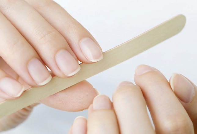 Si tus uñas están débiles debes acudir al médico a hacerte unos análisis de sangre