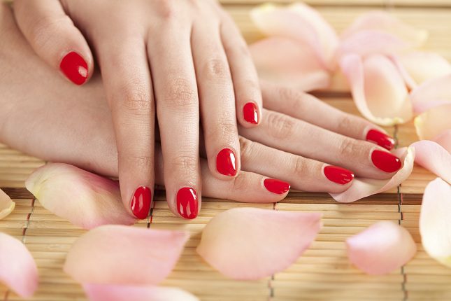 A la hora de pintarte las uñas debes aplicar un esmalte transparente