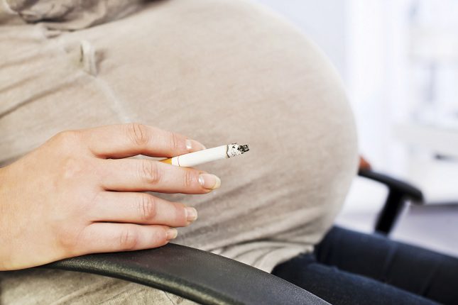 Una mujer embarazada no debe estar expuesta al humo del tabaco