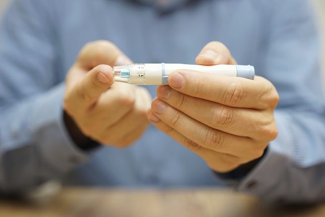 Uno de los síntomas poco conocidos es la dermatitis seborreica