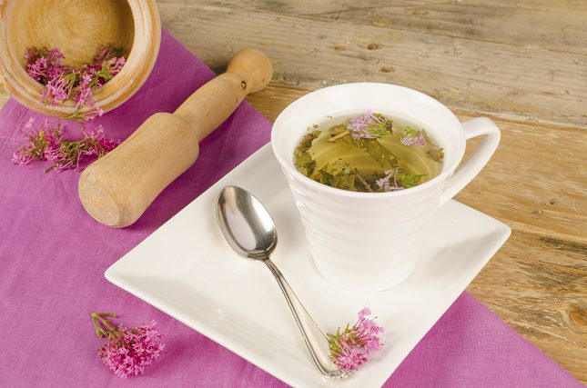 La valeriana es una palnta que permite relajar el cuerpo