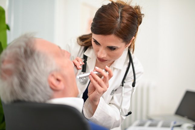 Las anginas se suelen producir por contagio viral o bacteriano