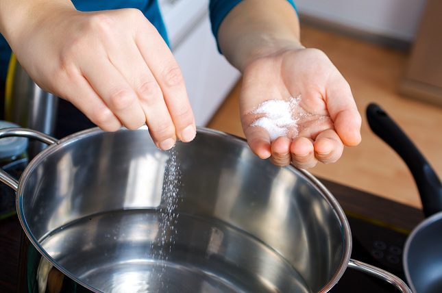 La sal es uno de los condimentos más usados por la gente al cocinar
