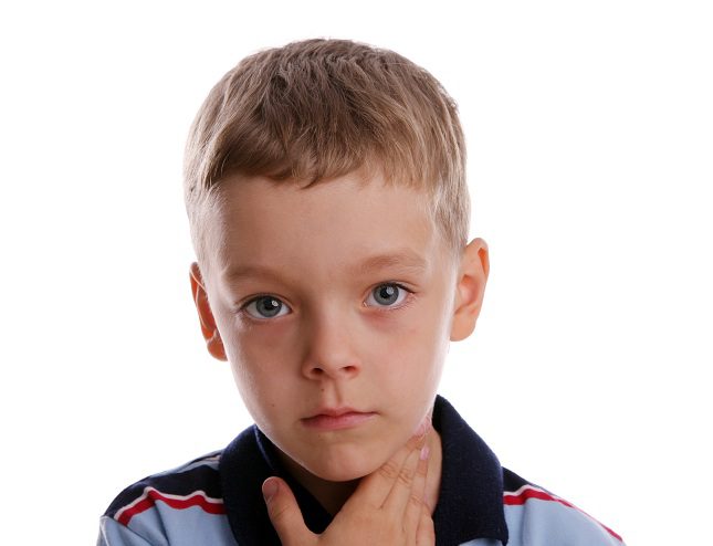 El dolor de garganta es uno de los males más comunes en los niños