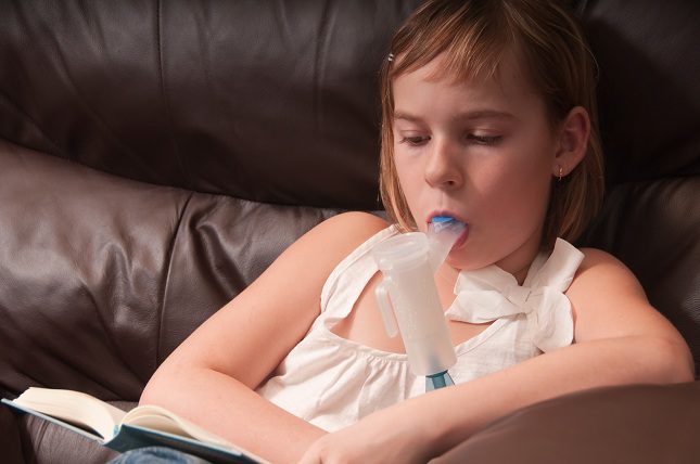 No se ha encontrado una causa que pueda explicar la aparición de la fibrosis pulmonar