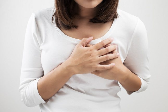 La angina de pecho se identifica como un dolor en el pecho