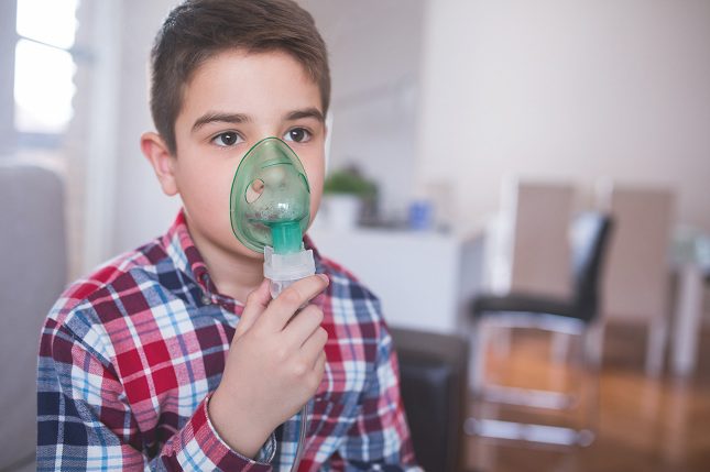 Los niños menores de 5 años así como las personas mayores de 65 años son las más propensas a contraer este tipo de enfermedad