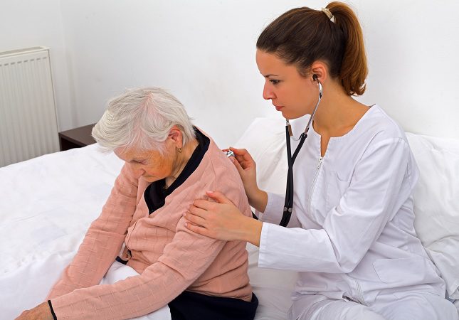 Otra media para prevenir la neumonía es que nos mantengamos alejados de las personas que tengan esta enfermedad