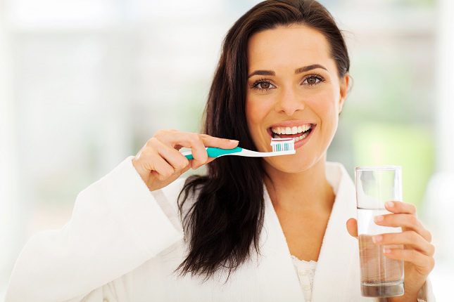 Blanquear los dientes puede resultar muy costoso