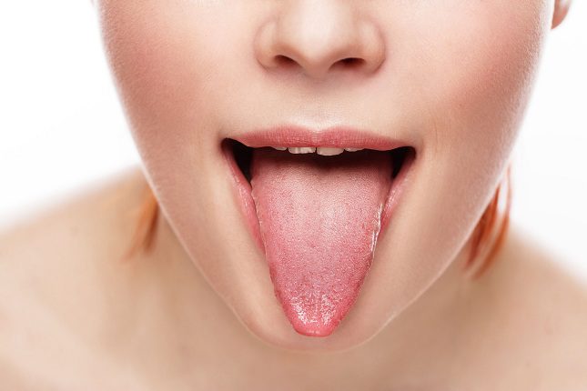 Una lengua extremadamente seca con grietas y marcas es síntoma de diarrea
