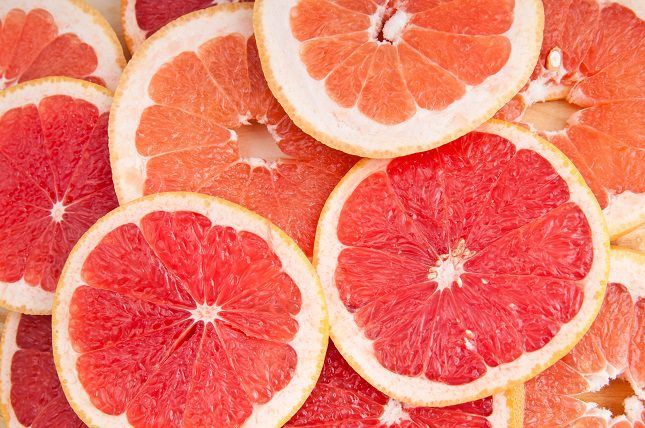 El pomelo es rico en potasio y también en magnesio por lo que te ayudará a prevenir los calambres musculares