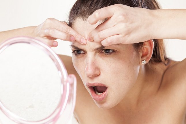El limón es un cítrico que te va a servir como un excelente remedio casero a la hora de terminar con los puntos negros de tu rostro