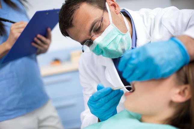 Acudir al dentista de manera regular puede ayudarnos a ahorrar dinero