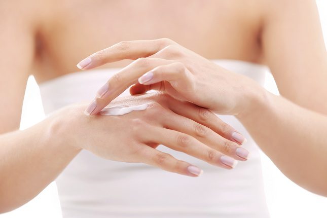 Una buena solución es hidratar tus manos con yogurt natural