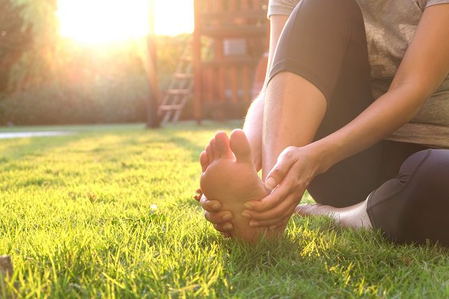 La causa más común por la que suele aparecer el espolón es las malas posturas</b> con los pies