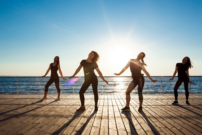 La zumba es una práctica fitness donde se mezcla diferentes estilos de baile latinoamericanos con ejercicios aeróbicos