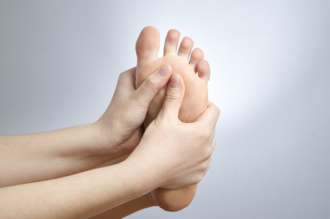 El uso de los zapatos poco adecuados también son las causantes de la aparición de esta dolencia.