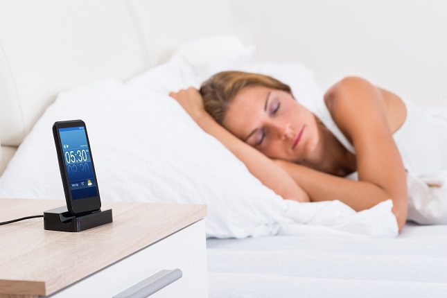 Tampoco es nada aconsejable mirar el móvil justo antes de dormir