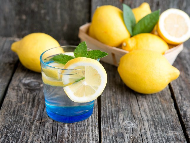 Otro de los beneficios del limón es que posee un efecto antibacteriano y además fomenta la producción de colágeno