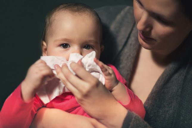 El problema se da cuando los mocos se quedan en la nariz del bebé dificultando que el pequeño pueda respirar correctamente