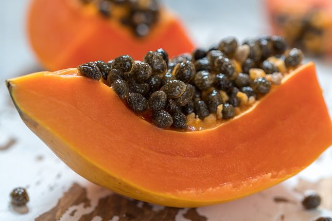 La papaya es beneficiosa para la diabetes porque su contenido en azúcares y grasas es muy bajo