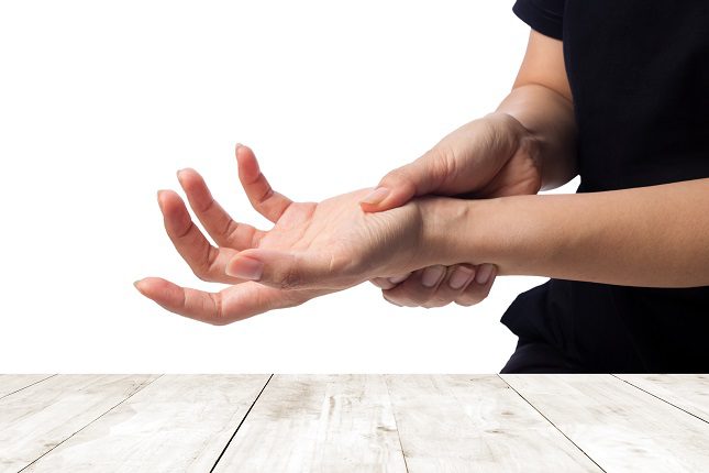 La artritis afecta a varias articulaciones de forma simétrica
