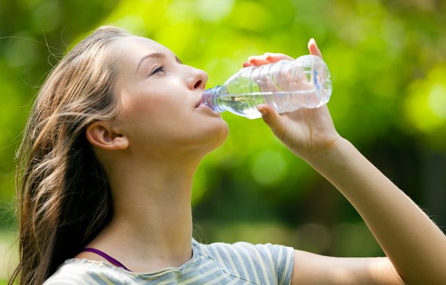 Es buena idea que tomes dos vasos de agua antes de comer