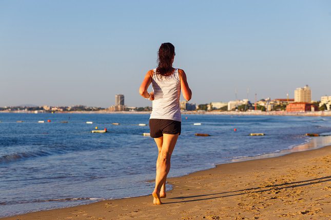 Cuando estás corriendo descalzo/a podrás estirar mejor los dedos de los pies