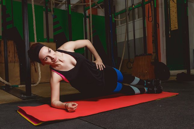 Este ejercicio físico se realizará de modo que nuestro cuerpo quede de forma paralela al cuerpo, como en plancha.