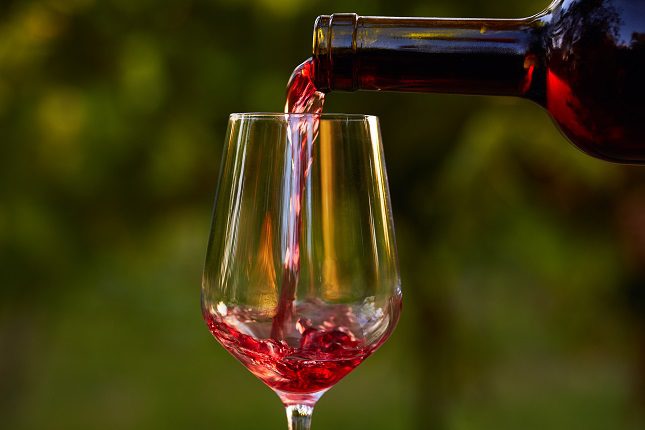 El vino es una bebida alcohólica, por lo que <b>no todo el mundo puede o debe tomarla