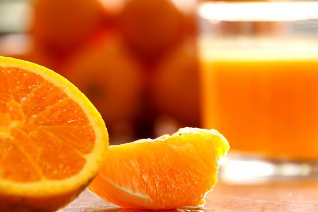 El zumo de naranja es muy saludable y también es una excelente forma de comenzar el día con energía