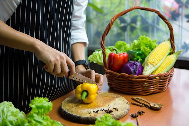 Llevar una dieta baja en grasas y rica en proteínas puede ayudar a mejorar esta situación
