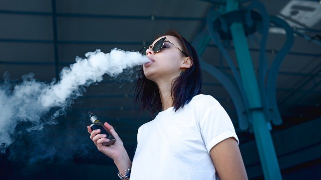 Los cigarrillos electrónicos se pusieron de moda para satisfacer las necesidades de fumar de muchas personas