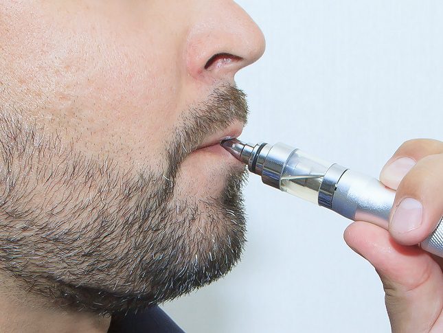 En algunos lugares donde se prohíbe fumar tabaco tradicional también se prohíbe fumar cigarrillos electrónicos
