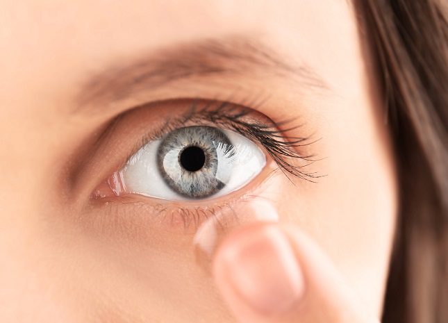Es esencial que cada vez que vayas a manipular las lentes de contacto limpies bien ambas manos