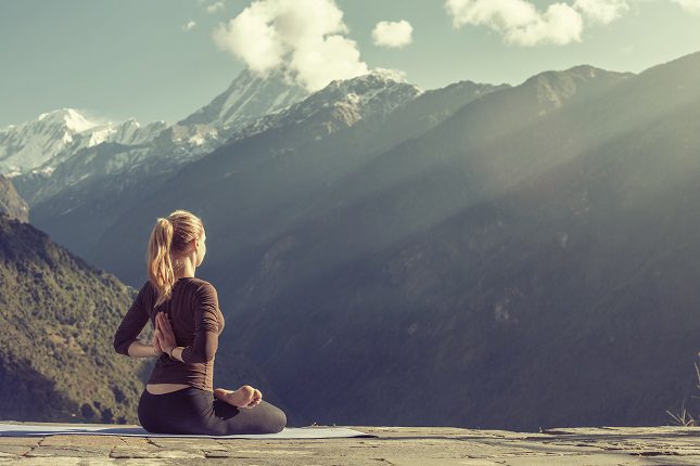 Lo primero que deberás tener presente es que el yoga no eliminará por completo el dolor menstrual o de regla