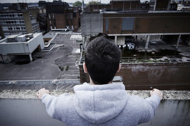 A la hora de tratar a una persona con pensamientos suicidas es importante el buscar ayuda