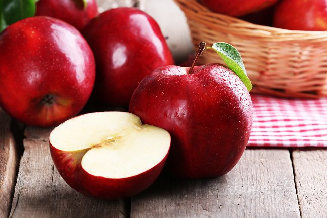 Si sueles estar hinchado/a y eres un amante de las manzanas, entonces es probable que sea por eso