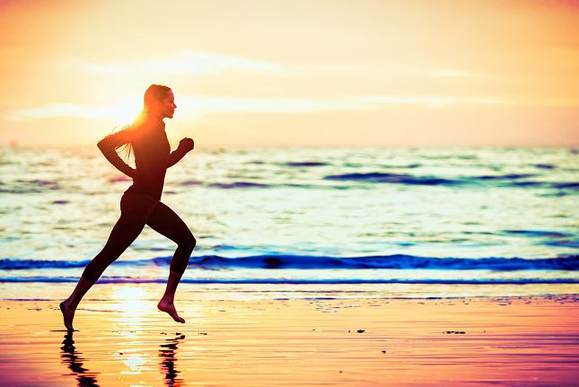 Correr o caminar cerca de la orilla también será una buena manera de entrenar