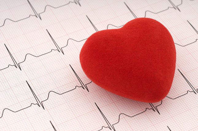 Beber cantidades excesivas de alcohol puede causar daños a tu corazón, y también a tu hígado
