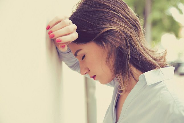 Las mujeres están conectadas para concentrarse en expresar emociones