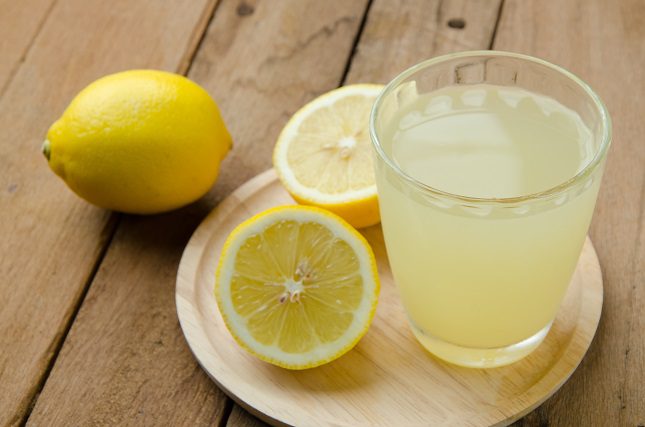 Su jugo es un ácido y puede dañar el esmalte de tus dientes si lo tomas sin diluir