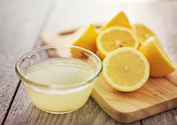 Muchas personas que tienen problemas intestinales o bien quieren mejorar su digestión toman agua templada con limón de buena mañana