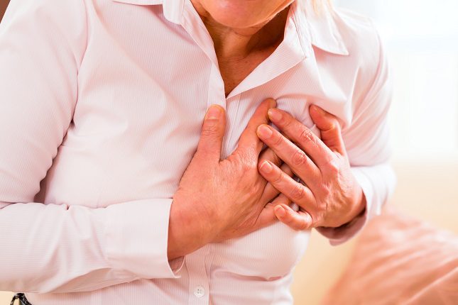 Un fuerte dolor en el pecho es el síntoma más claro de que una persona puede estar sufriendo un infarto